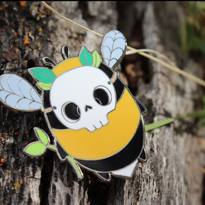 bee spooky - enamel pin