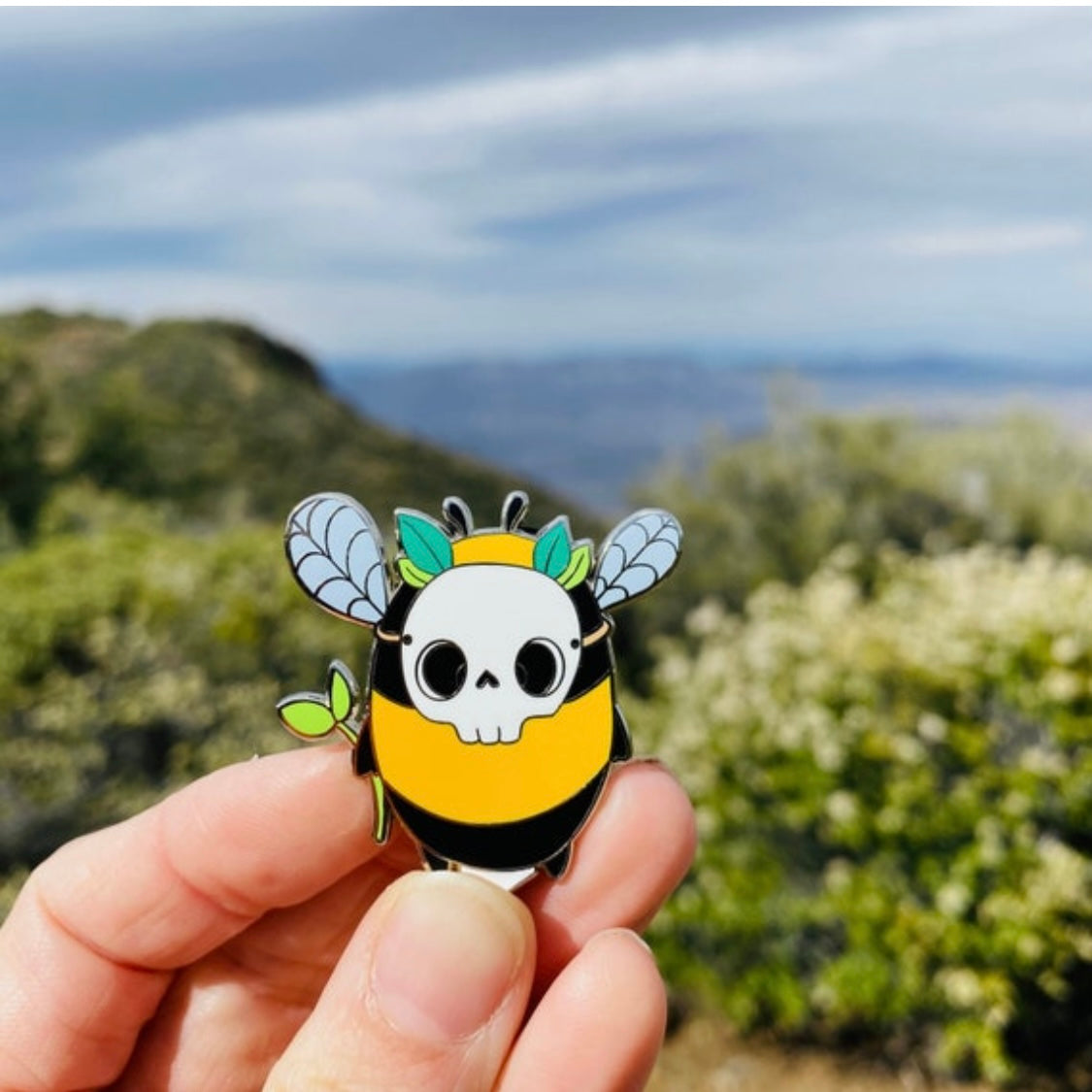 bee spooky - enamel pin